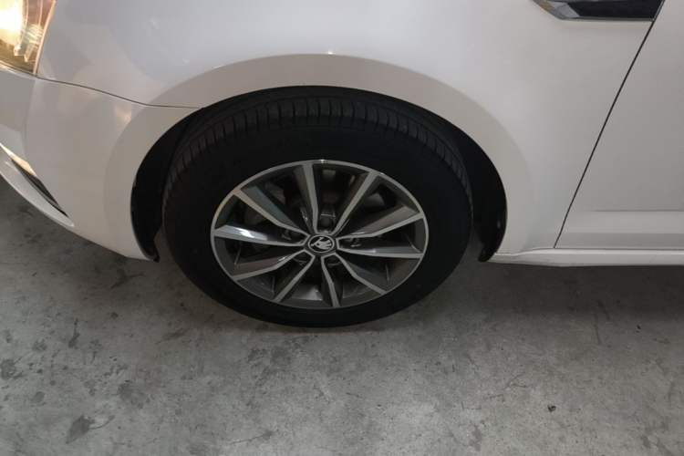 Used Skoda Octavia 2017 1.6L Manual Trend Edition Exterior 4