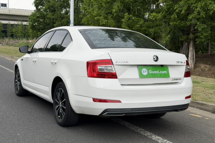 Used Skoda Octavia 2017 1.6L Automatic Smart Drive Edition Exterior 4