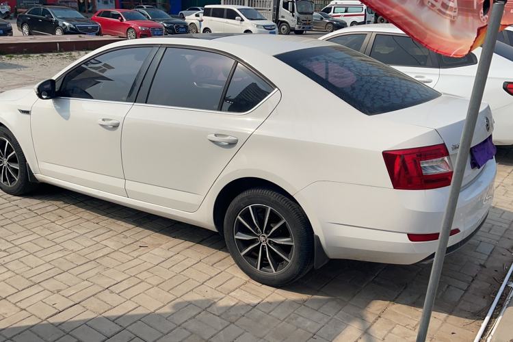 Used Skoda Octavia 2017 1.6L Automatic Smart Drive Edition Exterior 5