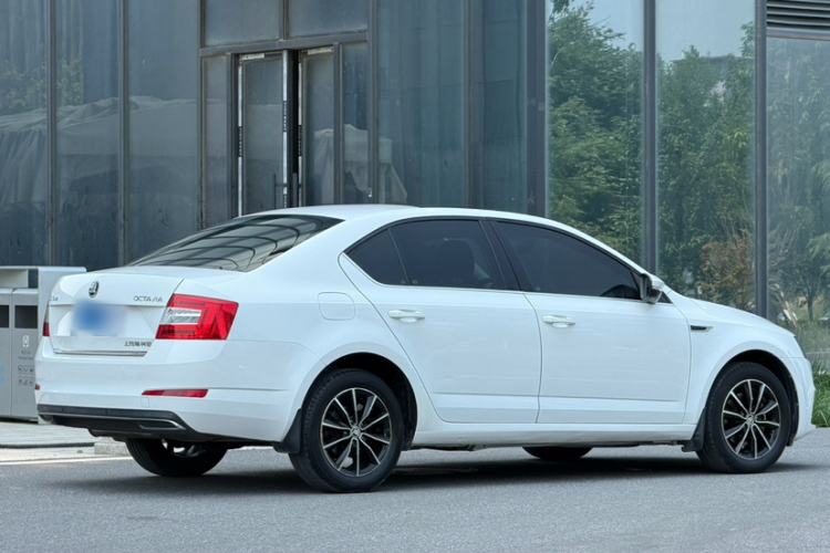 Used Skoda Octavia 2017 1.6L Automatic Smart Drive Edition Exterior 6