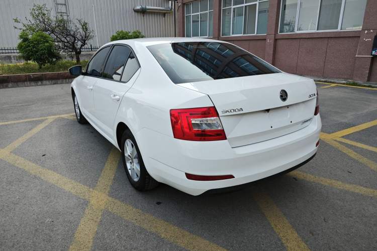 Used Skoda Octavia 2017 Classic Model 1.6L Automatic Standard Edition Exterior 7