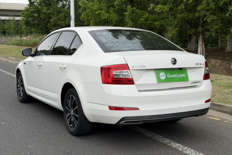 Used Skoda Octavia 2017 1.6L Automatic Smart Drive Edition Exterior 7