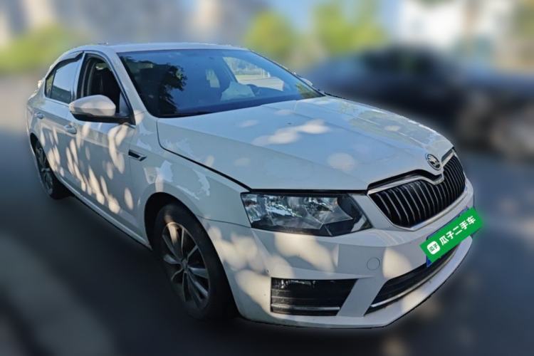 Used Skoda Octavia 2017 1.6L Manual Front-Wheel-Drive Version Front Right 45 Deg