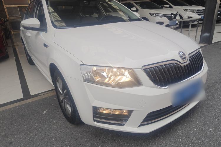 Used Skoda Octavia 2017 1.6L Automatic Front-Wheel Drive Model Front Right 45 Deg