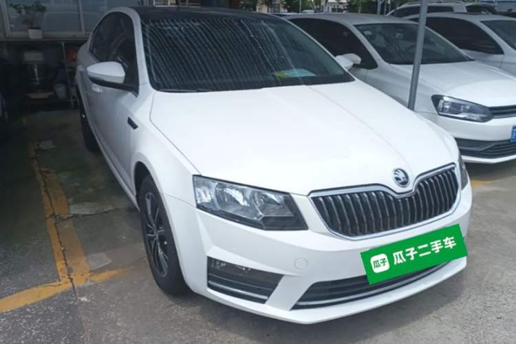 Used Skoda Octavia 2017 1.6L Automatic Smart Drive Edition Front Right 45 Deg
