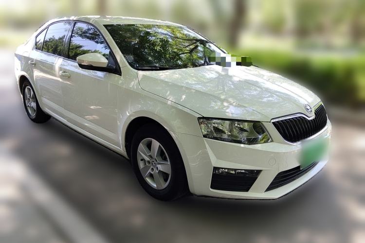 Used Skoda Octavia 2017 Classic Model 1.6L Automatic Standard Edition Front Right 45 Deg