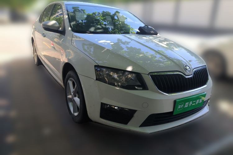 Used Skoda Octavia 2017 1.6L Automatic Front-Wheel Drive Model Front Right 45 Deg