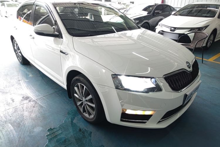 Used Skoda Octavia 2017 1.6L Automatic Chuanxing Edition Front Right 45 Deg