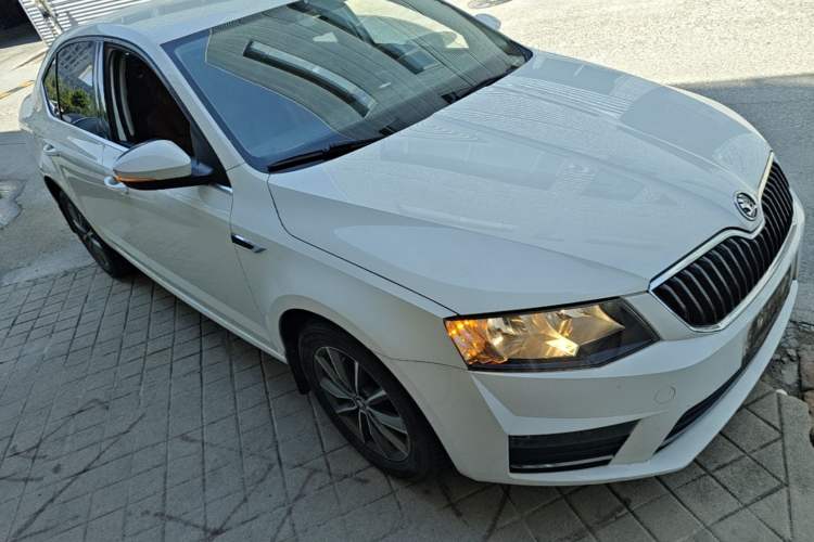 Used Skoda Octavia 2017 1.6L Automatic Chuanxing Edition Front Right 45 Deg