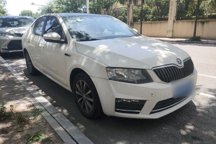 Used Skoda Octavia 2017 1.6L Automatic Chuanxing Edition Front Right 45 Deg
