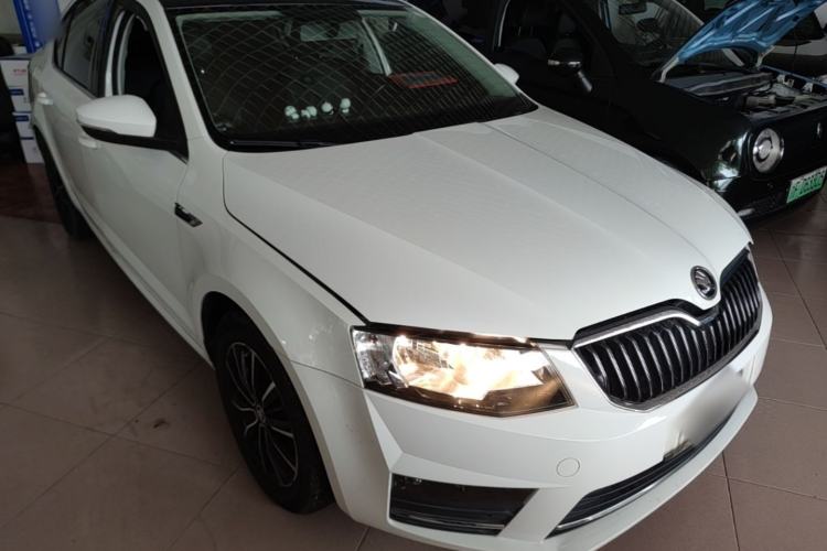 Used Skoda Octavia 2017 1.6L Automatic Smart Drive Edition Front Right 45 Deg
