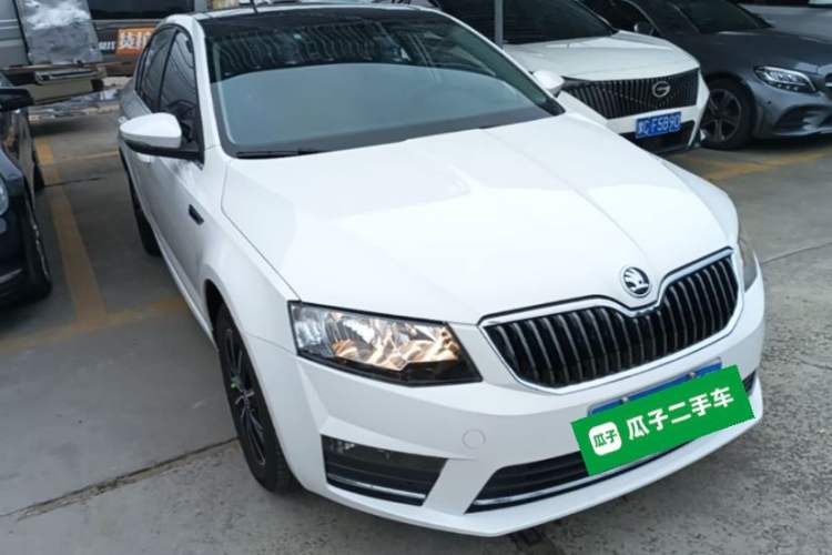 Used Skoda Octavia 2017 1.6L Automatic Smart Drive Edition Front Right 45 Deg