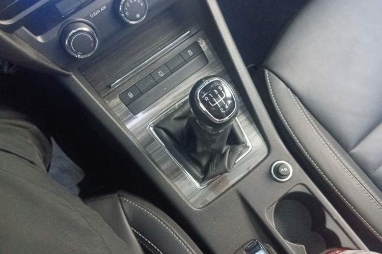 Used Skoda Octavia 2017 1.6L Manual Smart Drive Edition Gear Lever