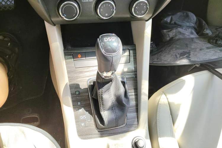 Used Skoda Octavia 2017 TSI280 DSG Smart Drive Edition Gear Lever