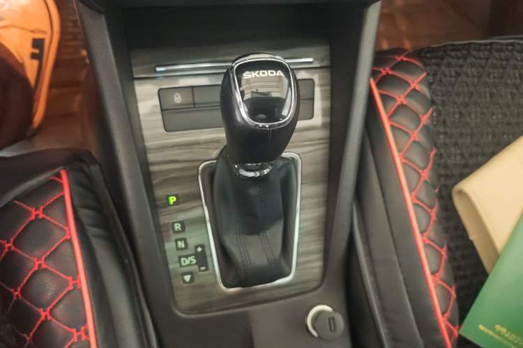 Used Skoda Octavia 2017 1.6L Automatic Smart Drive Edition Gear Lever