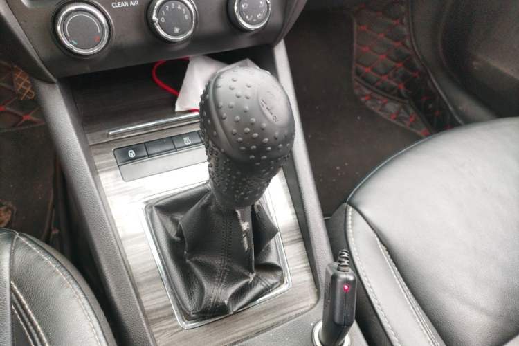 Used Skoda Octavia 2017 1.6L Manual Smart Drive Edition Gear Lever