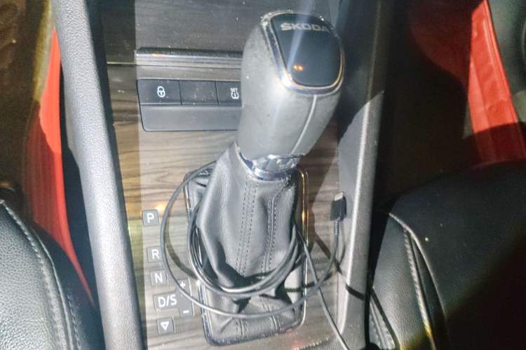 Used Skoda Octavia 2017 1.6L Automatic Smart Drive Edition Gear Lever