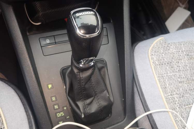 Used Skoda Octavia 2017 Classic Model 1.6L Automatic Comfort Edition Gear Lever