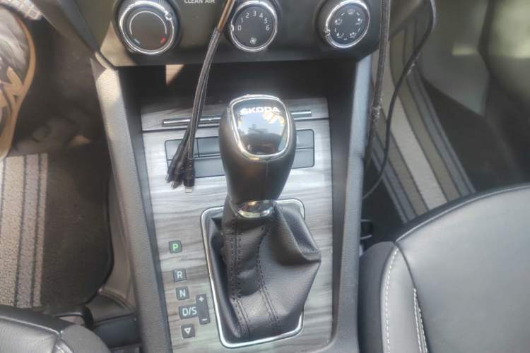 Used Skoda Octavia 2017 1.6L Automatic Smart Drive Edition Gear Lever