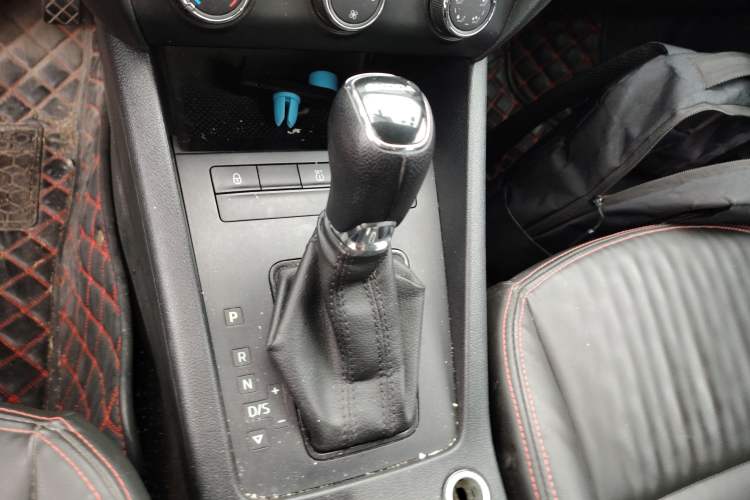 Used Skoda Octavia 2017 Classic Model 1.6L Automatic Standard Edition Gear Lever