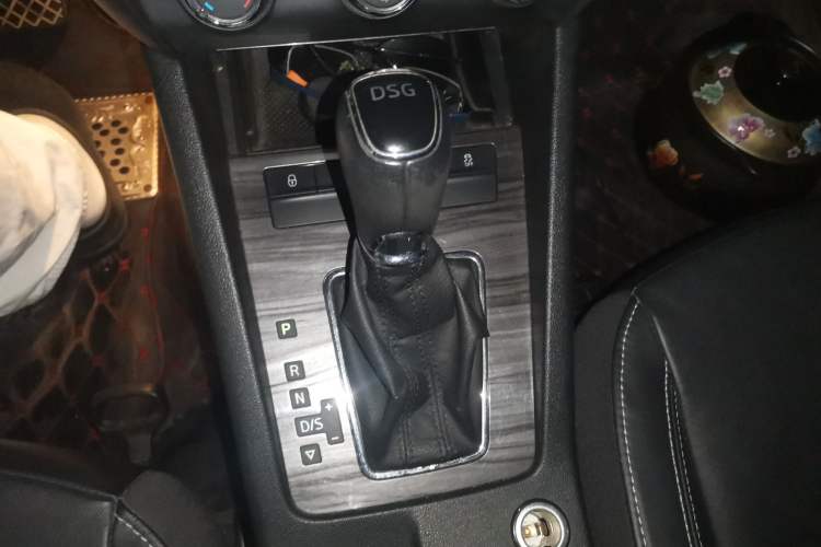 Used Skoda Octavia 2017 TSI280 DSG Smart Drive Edition Gear Lever