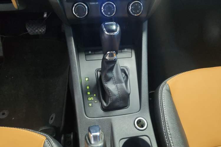 Used Skoda Octavia 2017 Classic Model 1.6L Automatic Standard Edition Gear Lever