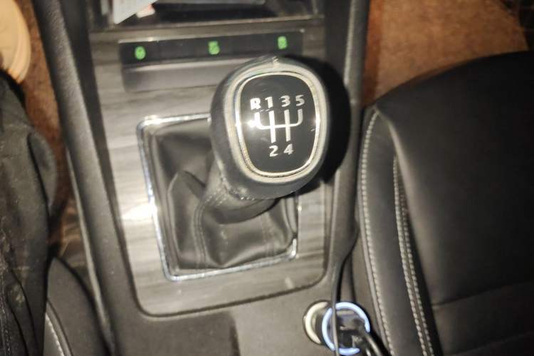 Used Skoda Octavia 2017 1.6L Manual Smart Drive Edition Gear Lever