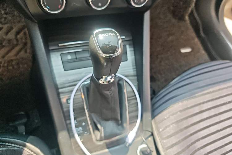 Used Skoda Octavia 2017 1.6L Automatic Smart Drive Edition Gear Lever