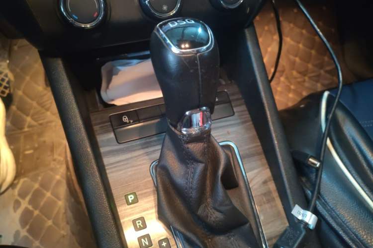 Used Skoda Octavia 2017 TSI280 DSG Smart Drive Edition Gear Lever