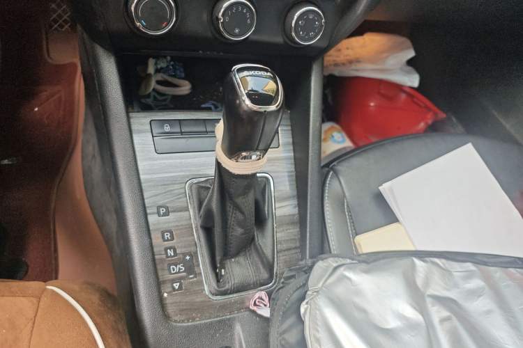 Used Skoda Octavia 2017 1.6L Automatic Smart Drive Edition Gear Lever