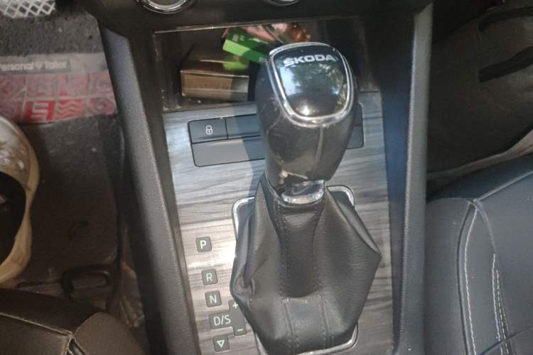 Used Skoda Octavia 2017 1.6L Automatic Smart Drive Edition Gear Lever