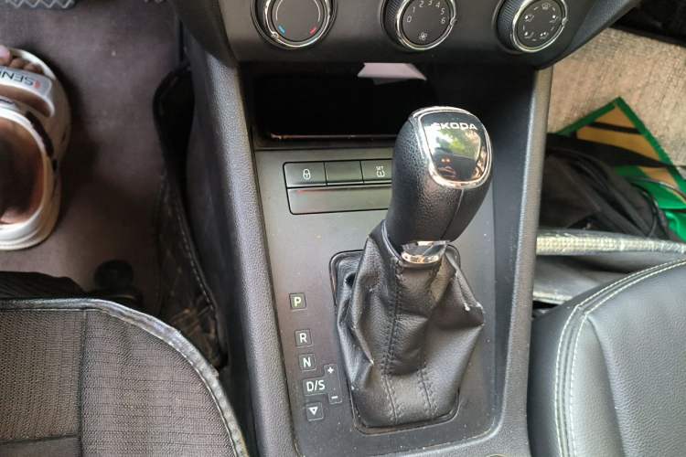 Used Skoda Octavia 2017 Classic Model 1.6L Automatic Standard Edition Gear Lever