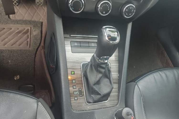 Used Skoda Octavia 2017 1.6L Automatic Smart Drive Edition Gear Lever