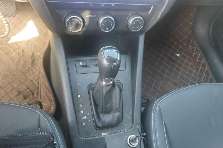 Used Skoda Octavia 2017 Classic Model 1.6L Automatic Standard Edition Gear Lever