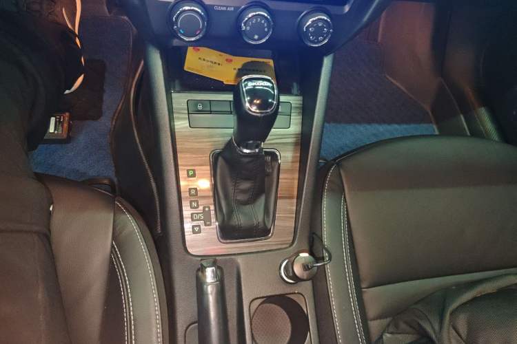 Used Skoda Octavia 2017 1.6L Automatic Smart Drive Edition Gear Lever