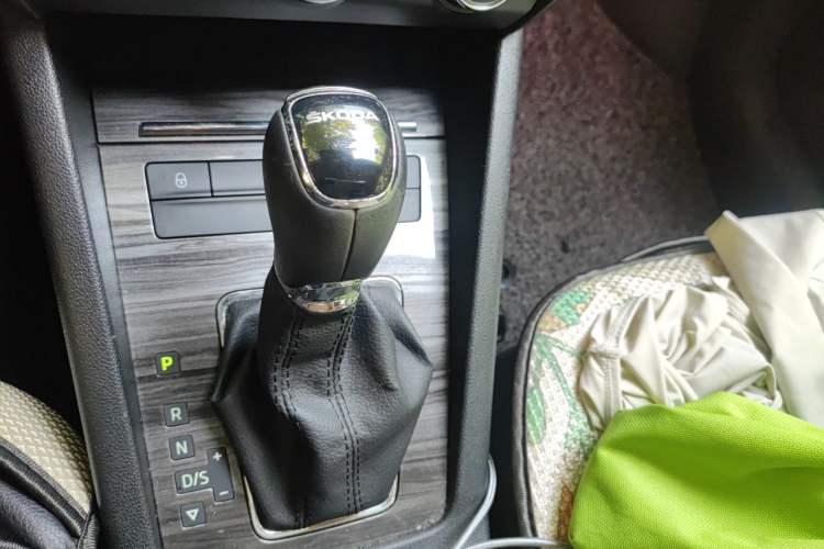 Used Skoda Octavia 2017 1.6L Automatic Smart Drive Edition Gear Lever