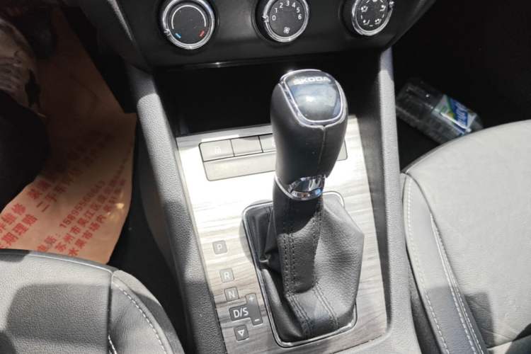 Used Skoda Octavia 2017 1.6L Automatic Smart Drive Edition Gear Lever