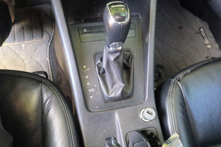 Used Skoda Octavia 2017 1.6L Automatic Front-Wheel Drive Model Gear Lever