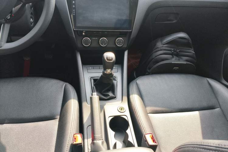 Used Skoda Octavia 2017 Classic Model 1.6L Manual Comfort Edition Gear Lever