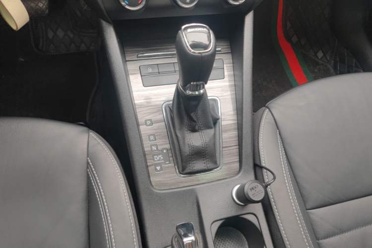 Used Skoda Octavia 2017 1.6L Automatic Smart Drive Edition Gear Lever