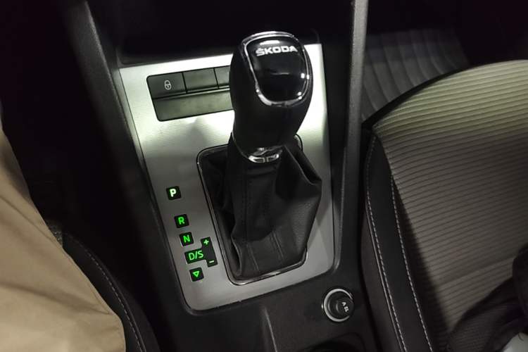 Used Skoda Octavia 2017 1.6L Automatic Chuanxing Edition Gear Lever
