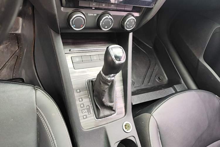 Used Skoda Octavia 2017 1.6L Automatic Smart Drive Edition Gear Lever