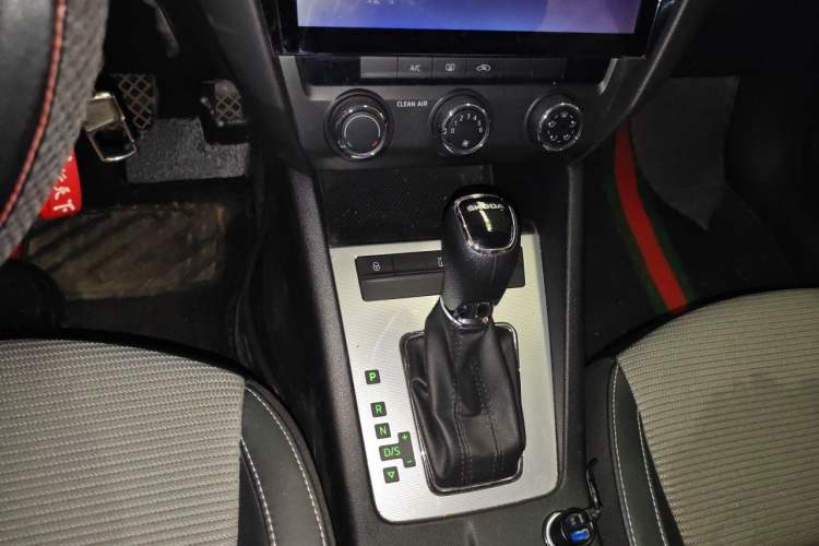 Used Skoda Octavia 2017 1.6L Automatic Front-Wheel Drive Model Gear Lever
