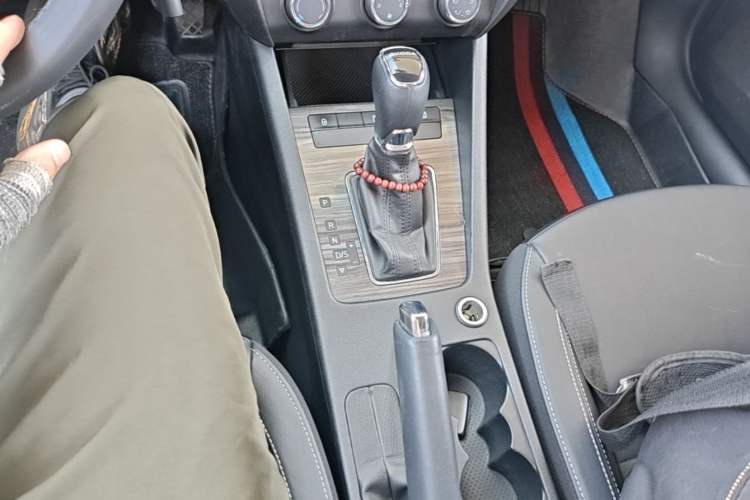 Used Skoda Octavia 2017 1.6L Automatic Smart Drive Edition Gear Lever