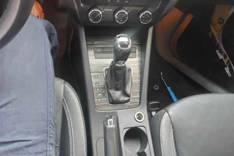Used Skoda Octavia 2017 TSI280 DSG Smart Drive Edition Gear Lever