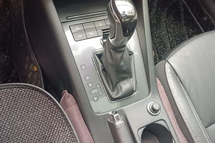 Used Skoda Octavia 2017 1.6L Automatic Smart Drive Edition Gear Lever