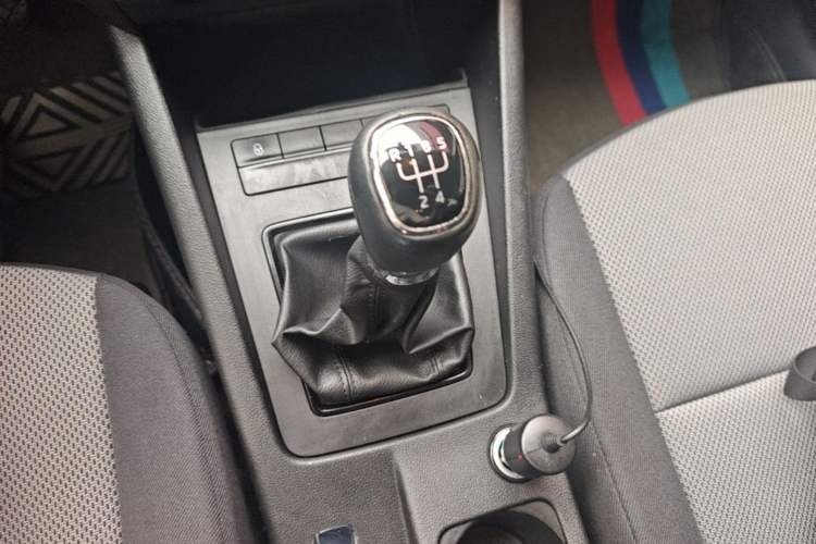 Used Skoda Octavia 2017 Classic Model 1.6L Manual Standard Edition Gear Lever