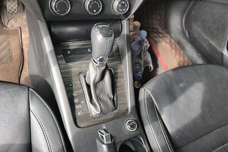 Used Skoda Octavia 2017 1.6L Automatic Smart Drive Edition Gear Lever