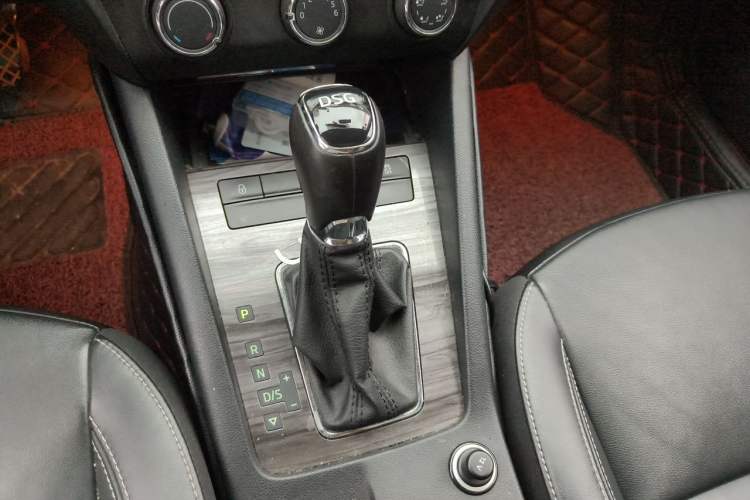 Used Skoda Octavia 2017 TSI280 DSG Smart Drive Edition Gear Lever