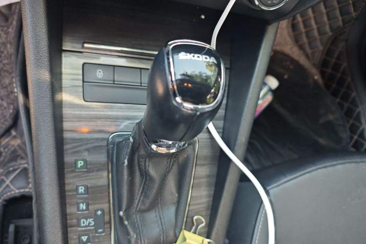 Used Skoda Octavia 2017 1.6L Automatic Smart Drive Edition Gear Lever